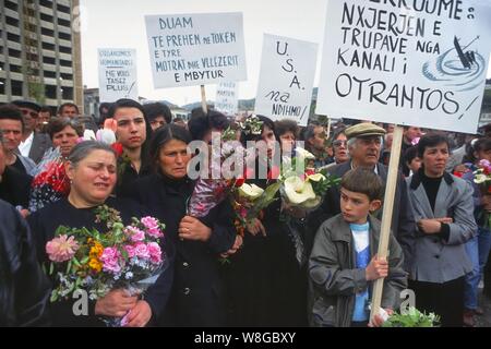 L'Albanie, Vlora, avril 1997, une manifestation en mémoire de la tragédie de la Canal d'Otrante (28 mars 1997), lorsque le navire militaire italien Sibilla accidentellement percuté le bateau de patrouille albanais je Katër Radës chargé avec les réfugiés fuyant la guerre civile, à l'origine d'environ 83 morts et disparus. Banque D'Images