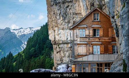 L'Aescher Taverne dans l'Alpstein Wildkirchli - LES ALPES SUISSES, SUISSE - Le 22 juillet 2019 Banque D'Images