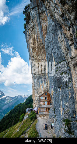 L'Aescher Taverne dans l'Alpstein Wildkirchli - LES ALPES SUISSES, SUISSE - Le 22 juillet 2019 Banque D'Images