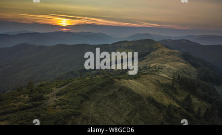 Ridge de Svidovec en Ukraine pendant le coucher du soleil. Vue aérienne des montagnes des Carpates en été, de l'Ukraine. Capturé avec Mavic pro Banque D'Images