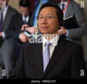 Le Ministre chinois de l'Agriculture Han Changfu écoute de traduction en chinois de l'Agriculture Américain Tom Vilsack, au cours de la U.S. - China Strategic Agr Banque D'Images