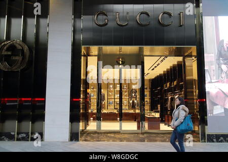 --FILE--un piéton passe devant une boutique Gucci à Fuzhou City, dans le sud-est de la province de Fujian en Chine, 30 janvier 2015. Luxe et sportswear group Ker Banque D'Images