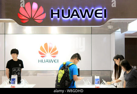 --FILE--visiteurs essayer Huawei blackberry lors d'une exposition universelle de Shanghai, la Chine de l'est de la province de Jiangsu, 10 juin 2015. Microsoft a perdu sa place Banque D'Images