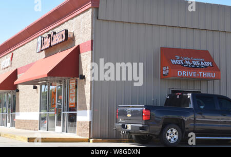 L'homme dans une camionnette en attente d'une pizza dans le magasin Little Caesars Pizza Drive-Thru fenêtre dans le Mississippi - Avril 2019 Yazoo Banque D'Images