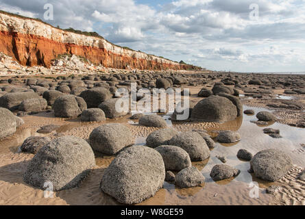 Falaises, à rayures Hunstanton avec rochers arrondis sur la plage. Banque D'Images