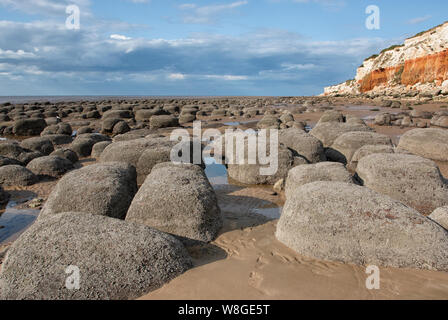 Falaises, à rayures Hunstanton avec rochers arrondis sur la plage. Banque D'Images