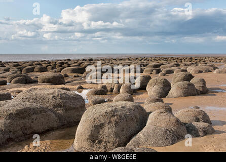 Des grosses pierres, sur toute la plage de sable de Hunstanton, Norfolk Banque D'Images