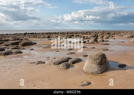 Des grosses pierres, sur toute la plage de sable de Hunstanton, Norfolk Banque D'Images