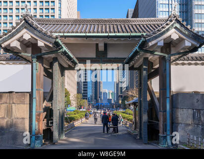 L'Ōte-mon Gate à l'Est des jardins du Palais Impérial avec les gratte-ciel du quartier derrière Marunouchi, Tokyo, Japon Banque D'Images