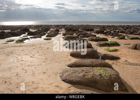 Des grosses pierres, sur toute la plage de sable de Hunstanton, Norfolk Banque D'Images