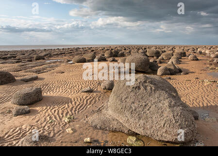 Des grosses pierres, sur toute la plage de sable de Hunstanton, Norfolk Banque D'Images