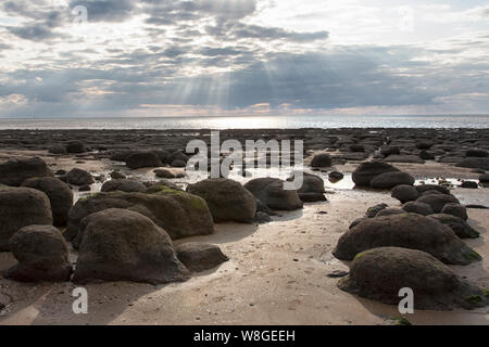 Des grosses pierres, sur toute la plage de sable de Hunstanton, Norfolk Banque D'Images