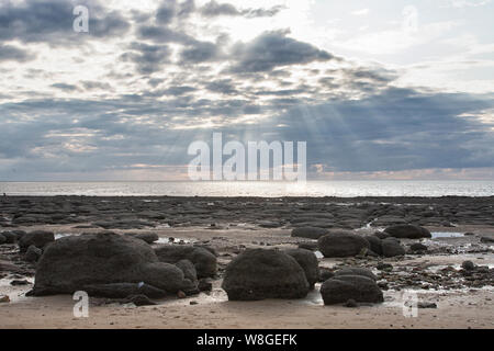 Des grosses pierres, sur toute la plage de sable de Hunstanton, Norfolk Banque D'Images