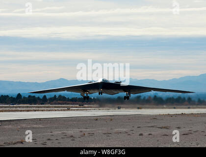 Un B-2 Spirit prend son envol au cours de l'exercice Red Flag 14-1, Janvier 28, 2014, à Nellis Air Force Base, Nevada Le B-2 est un bombardier multirôle capable de fournir les deux co Banque D'Images