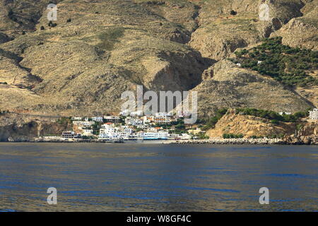Le petit village traditionnel de Chora Sfakion, Sfakia, Chania, Crète en Grèce. Banque D'Images