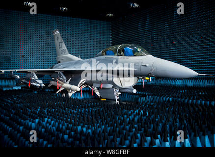 Un 40e Escadron d'essais en vol F-16 Fighting Falcon est assis dans la chambre anéchoïque après achèvement de la première série de simulations d'essais sur le nouveau Banque D'Images