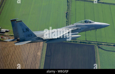 Un F-15C Eagle survole l'East Anglia, en Angleterre, le 27 août 2015, lors d'un événement à l'autopont de Royal Air Force Lakenheath. Banque D'Images