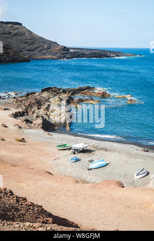 Bateaux en stationnement sur la côte volcanique de l'île de Lanzarote - Iles Canaries Banque D'Images