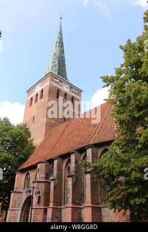 Blick auf die evangelische Stadtkirche Saint Marien im Zentrum der Hansestadt Uelzen dans der Lüneburger Heide Banque D'Images