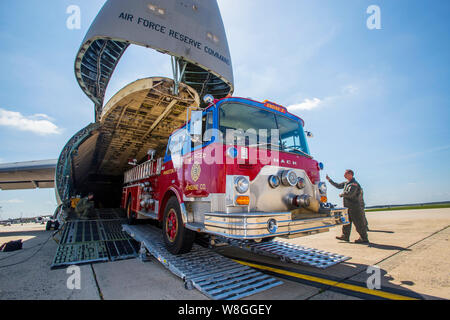 Les arrimeurs avec la 439e Escadre de transport aérien, Air Force Reserve Command, charger un 1982 Mack 1250 GPM pumper fire chariot sur un C-5B Galaxy at Joint Base McGui Banque D'Images