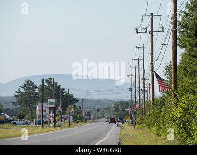 Les voitures qui circulent sur une route près de Mt. Île déserte et Ellsworth, Maine, le 10 juillet 2018. Banque D'Images
