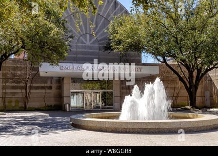 DALLAS, Texas-March 16, 2019 : vue sur le Dallas Museum of Art (DMA), situé dans le quartier des Arts Pearl à Dallas, au Texas. Banque D'Images