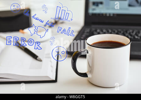 Une tasse de café, ordinateur portable, stylo, cendrier avec mégots et ordinateur portable blanc couché sur un bureau. Hand drawn doodle illustration sur elle. Plan horizontal Banque D'Images