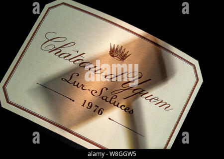 Château d'YQUEM VIN ÉTIQUETTES CONCEPT OMBRE auctioneers marteau marteau sur 1976 Chateau d'Yquem vin blanc label English Premier Cru Supérieur Sauternes Bordeaux France Banque D'Images