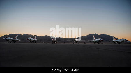 L'US Air Force Thunderbirds de l'Escadron de démonstration aérienne F-16s'asseoir sur la piste à Nellis Air Force Base, Nevada, avant de nation d'aviation, nov. Banque D'Images