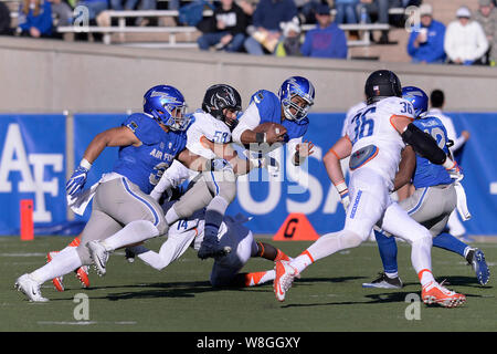Arion Worthman, un quart-arrière de deuxième année, est abordé comme les faucons de l'Armée de l'air s'est réuni le Boise State Broncos à la U.S. Air Force Academy's Falcon Stad Banque D'Images