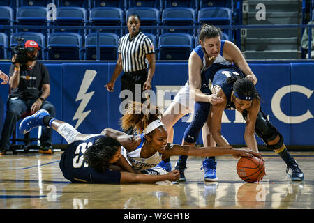 Dee Bennett, un junior, batailles pour la balle comme Air Force a accueilli à la Marine U.S. Air Force Academy de Colorado Springs, Colorado, le 29 novembre 2016. Banque D'Images