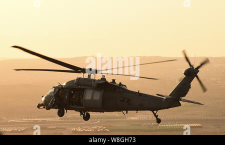 Un HH-60 Pave Hawk en vol près du Camp Lemonnier, Djibouti, le 11 avril 2017. Banque D'Images
