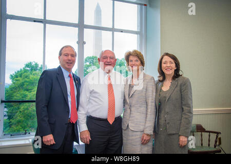 Ministère de l'Agriculture des États-Unis (USDA) Secrétaire Sonny Perdue rencontre les sénateurs Lisa Murkowski (R-AK), Maria Cantwell (D-WA), Tom Udall (D-NM) au VHA Banque D'Images