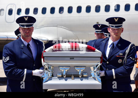 Une équipe de la garde d'honneur de la Force aérienne transfère les restes d'un aviateur tombé le 25 mai 2017 Banque D'Images