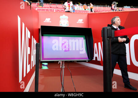 Une vue de l'arbitre assistant vidéo (VAR) pitch moniteur côté près du tunnel des joueurs avant le premier match de championnat à Anfield, Liverpool. Banque D'Images