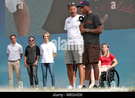 09 août 2019, la Bavière, Herzogenaurach : Kasper Rorsted (l), PDG d'adidas, et Pharrell Williams, chanteur américain, sera sur scène lors de la fête. Dans l'arrière-plan sont Philipp Lahm (l-r), ancien footballeur professionnel et joueur de l'équipe nationale allemande, Laura Dahlmeier, biathlète allemand, Magdalena Neuner, ancien biathlète allemand, Kristina Vogel, ancien coureur cycliste sur piste allemand et deux fois champion olympique. Peu avant son 70e anniversaire, le plus grand groupe sportif a célébré l'ouverture d'un nouveau bâtiment principal à son siège à Herzogenaurach. 2100 des 57 000 Banque D'Images