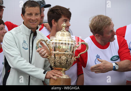 Bear Grylls avec l'ancien Premier ministre irlandais Enda Kenny, comme ils obtiennent la Coupe du Roi au cours de la remise des prix à la suite de la King's Cup à Cowes sur l'île de Wight. Le duc de Cambridge et la duchesse de Cambridge s'est tête à tête dans la régate en soutien de leurs causes de bienfaisance. Banque D'Images