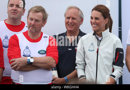 L'ancien Premier ministre irlandais Enda Kenny, avec la duchesse de Cambridge comme il est reçu la Coupe du Roi au cours de la remise des prix à la suite de la King's Cup à Cowes sur l'île de Wight. Le duc de Cambridge et la duchesse de Cambridge s'est tête à tête dans la régate en soutien de leurs causes de bienfaisance. Banque D'Images