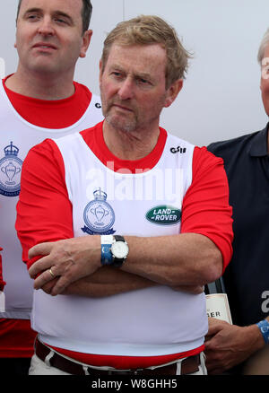 L'ancien Premier ministre irlandais Enda Kenny, comme il est reçu la Coupe du Roi au cours de la remise des prix à la suite de la King's Cup à Cowes sur l'île de Wight. Le duc de Cambridge et la duchesse de Cambridge s'est tête à tête dans la régate en soutien de leurs causes de bienfaisance. Banque D'Images