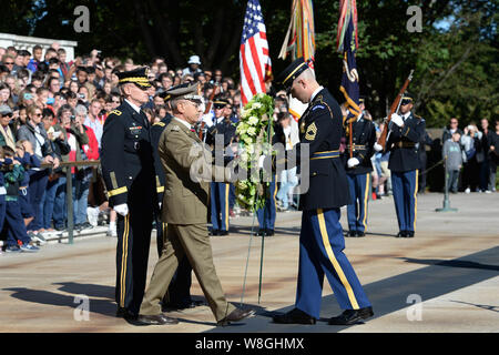 Chef d'état-major de l'ARMÉE AMÉRICAINE Le Général Mark Milley et des soldats américains affectés à la 3e Régiment d'infanterie des États-Unis participent à une armée Full honneur wr Banque D'Images