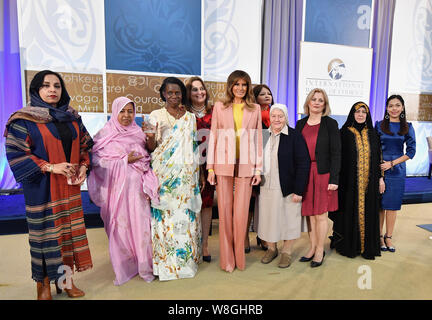 Première Dame des États-Unis Melania Trump pose pour une photo avec le secrétaire d'État 2018's International Women of Courage (IWOC duri boursiers) Banque D'Images