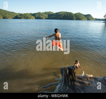 Un garçon saute dans la rivière Ocoee Mac au point dans la forêt nationale de Cherokee dans Tennessee ca. 2017 Banque D'Images