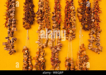 Produits crétois traditionnel - souvenirs : homemade paprica,tomates. L'île de Crète. La Grèce. Banque D'Images