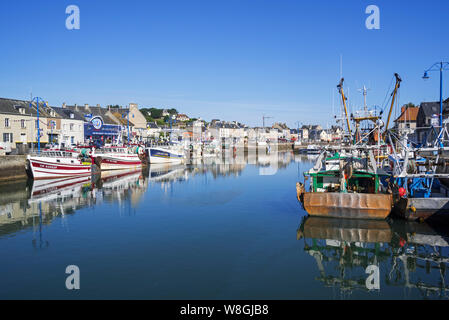 Bateaux de pêche des chalutiers / amarré au port de Port-en-Bessin-Huppain le long de la Manche, Calvados, Normandie, France Banque D'Images