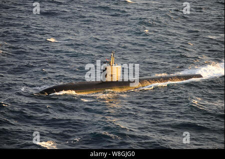 (Oct. 14, 2012) La classe de Los Angeles sous-marin d'attaque USS Montpelier (SSN 765) fonctionne sous son propre pouvoir. Banque D'Images