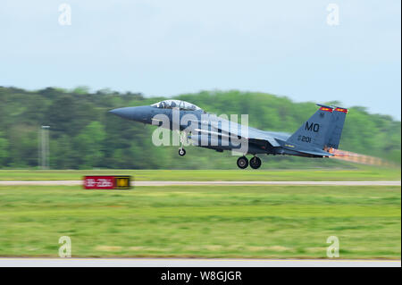 Un F-15E Strike Eagle attribué à Mountain Home Air Force Base, Texas, décolle pour Trident Atlantique 17 at Joint Base Langley-Eustis, en Virginie, le 20 avril Banque D'Images