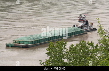 Grain consolidé et barges au Terminal de Riverside, à Cincinnati, OH, le 10 mai 2017. Banque D'Images