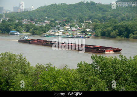 Grain consolidé et barges près du Terminal de Riverside, à Cincinnati, OH, le 10 mai 2017. Banque D'Images