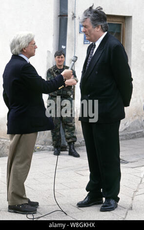 6 mai 1993 pendant la guerre en Bosnie centrale : ABC correspondant, Mike Lee, entrevues, le leader des Serbes de Bosnie, M. Radovan Karadžić, l'extérieur de l'édifice SRT (Republika Srpska) Télévision à Pale. L'Assemblée nationale de la Republika Srpska a été réunion pour décider d'accepter ou non le plan de paix Vance-Owen. Banque D'Images