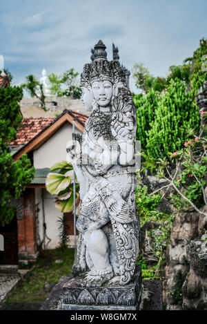 Temple bouddhiste de sculpture en Brahma Vihara-Arama Banjar à Lovina, Bali, Indonésie. Banque D'Images